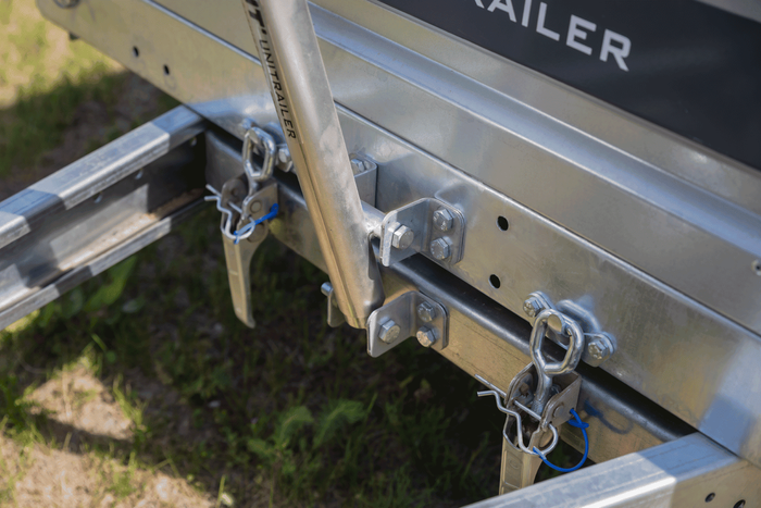 UNITRAILER alkūninis keltuvas su rankenomis, skirtas 1000 kg automobilio priekabos išvertimui ir iškrovimui, 500–865 mm